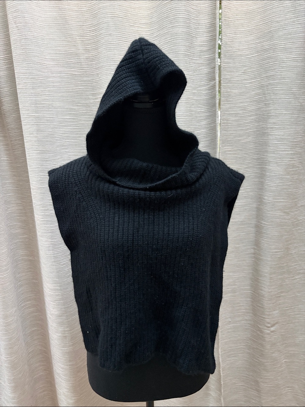 The Cashmere Project Sleeveless Hooded Ribbed Knit Top in Black